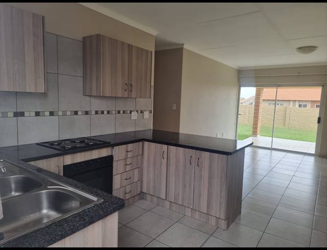 3 BEDROOM TOWNHOUSE FOR SALE IN WATERKLOOF HILL ESTATE